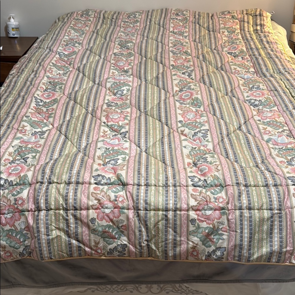 Floral Patterned Comforter - Reversible. single bed. - Picture 2 of 2